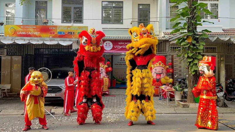 Múa lân hoành tráng trước cổng trường 🦁