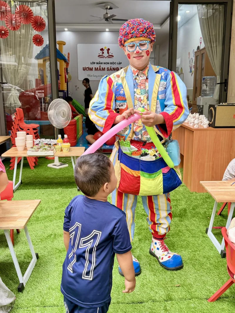 Chú hề tặng bóng bay cho bé trong lớp 🎈