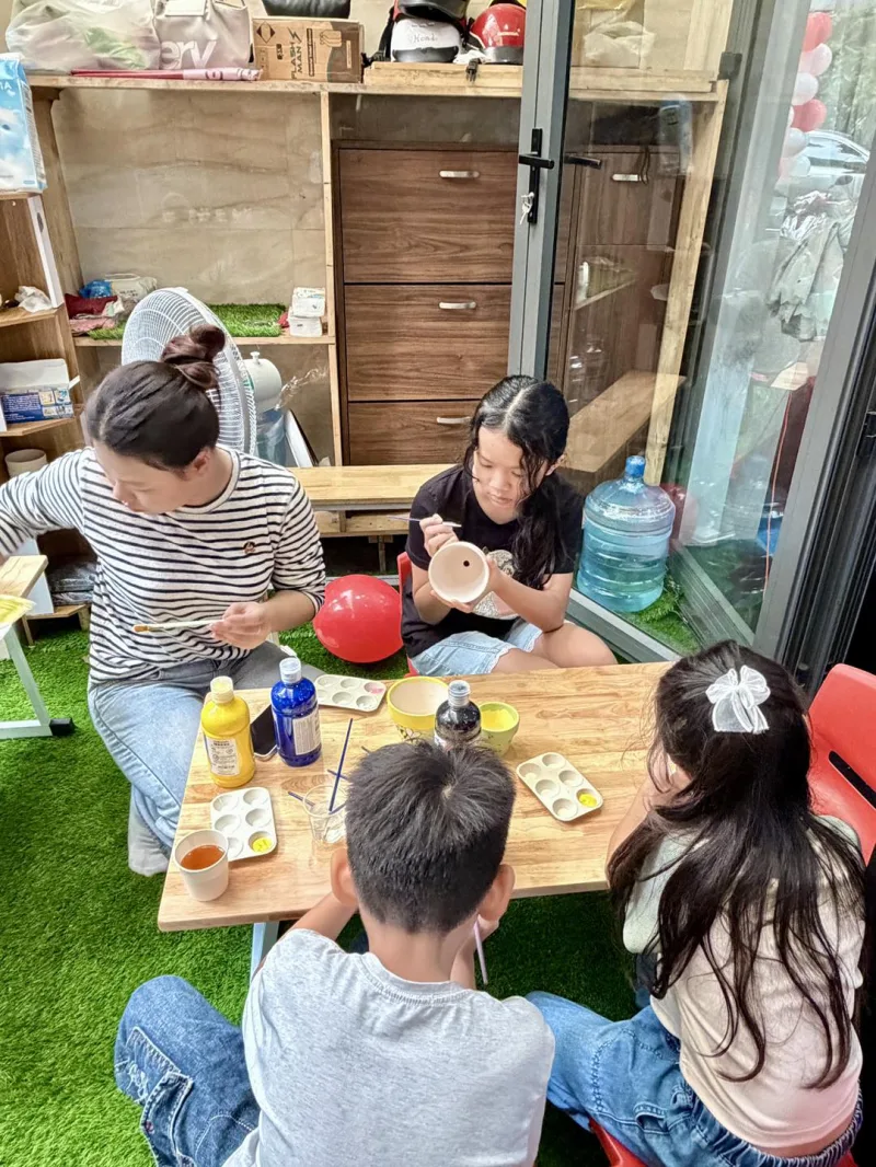 Mẹ và bé cùng vẽ chậu cây — gia đình gắn kết 💕