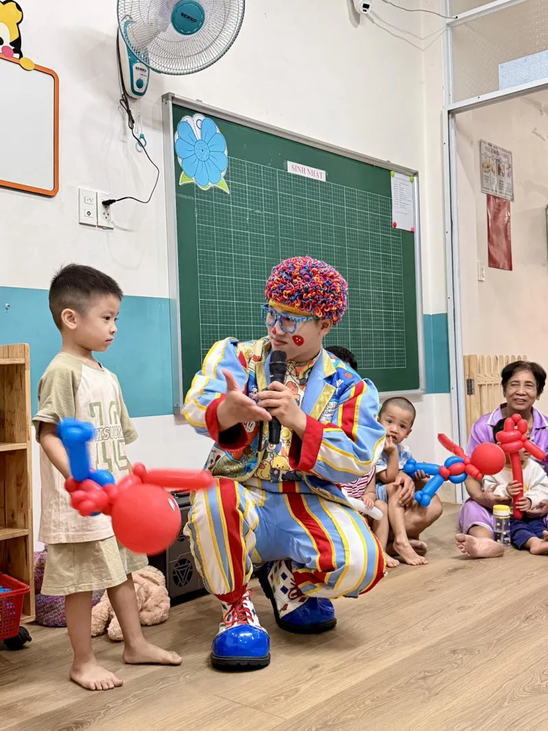 Chú hề biểu diễn bóng bay trong lớp học 🎪