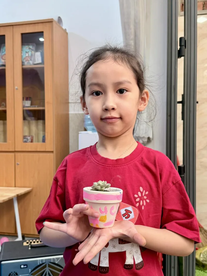 Bé gái khoe chậu sen đá tự tay vẽ — xinh quá! 🌸