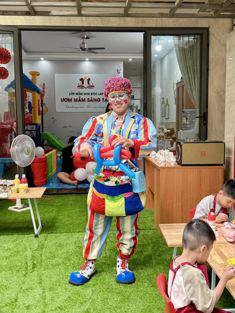 Chú hề vui nhộn làm bóng bay cho các bé 🤡