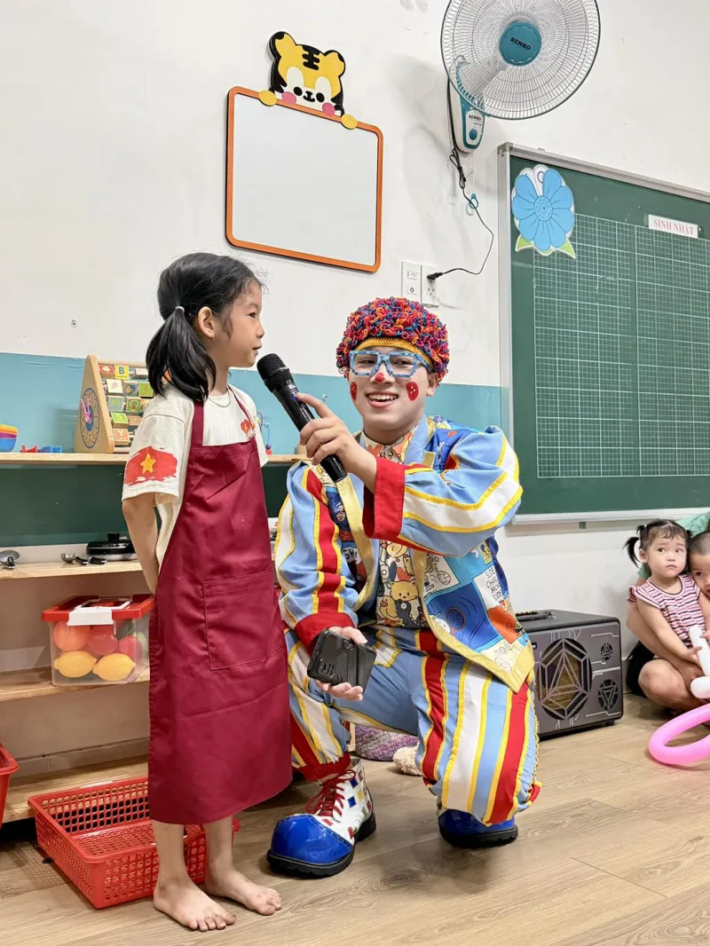 Bé tự tin hát cùng chú hề trên lớp 🎤