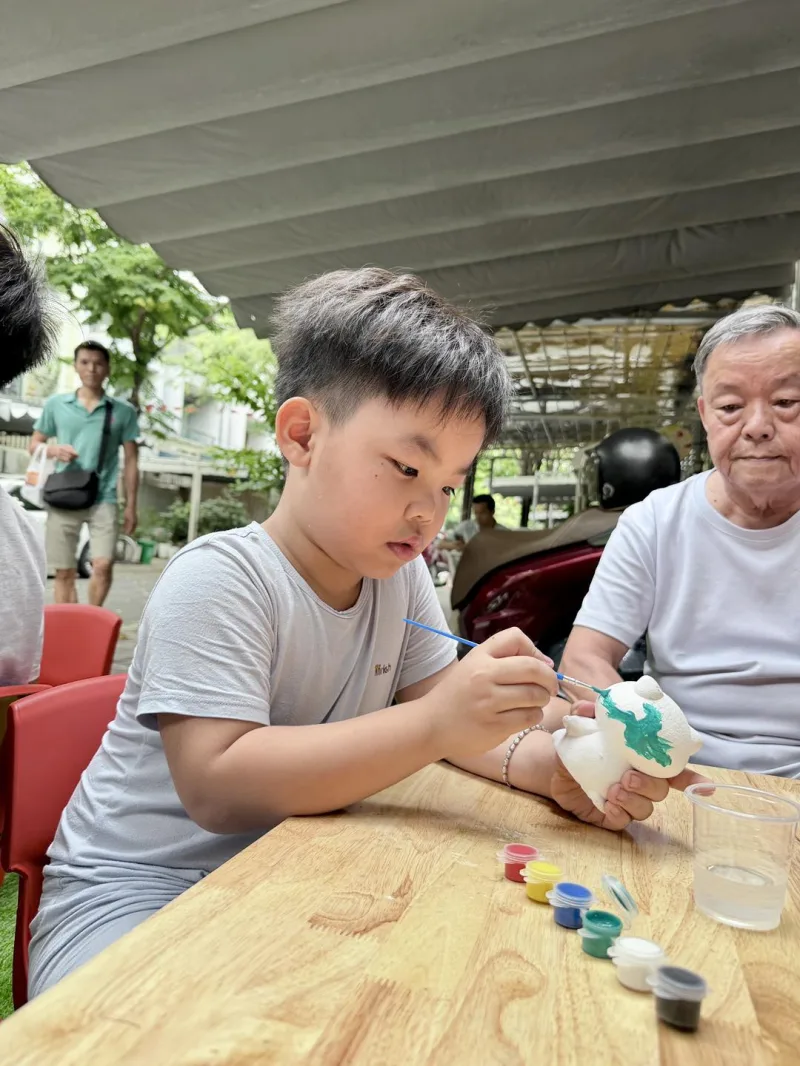 Bé chăm chú tô tượng cùng ông ngoại 👨‍👦