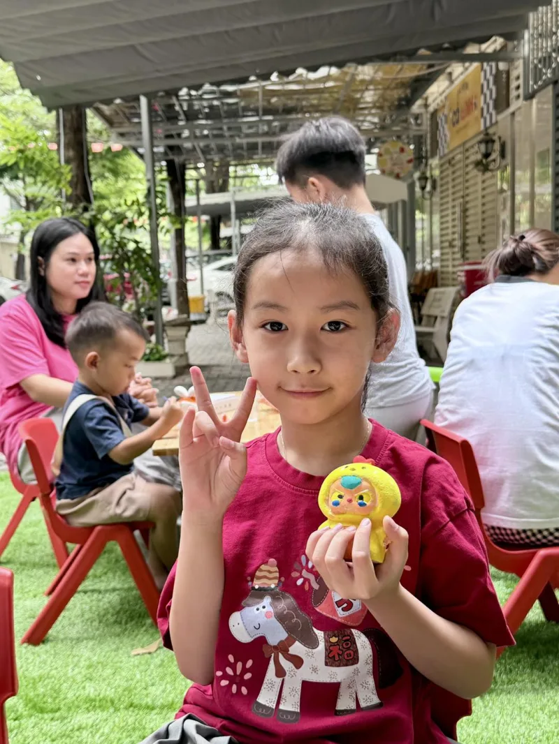 Bé khoe tượng tự tay tô màu — tự hào lắm! ✌️